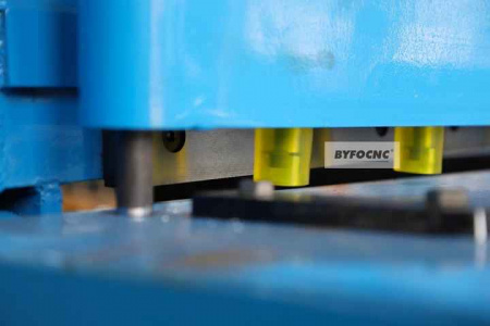 Гильотинный станок с ЧПУ ByfoCNC Q11-2×2000